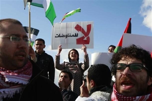 سياسيون ونقابيون في غزة يطالبون بوقف المفاوضات مع الصهاينة