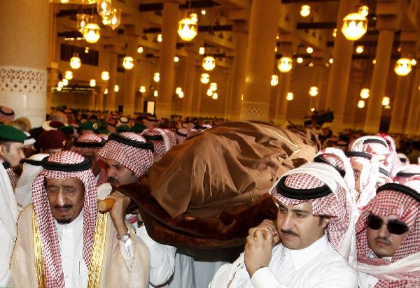 السعوديون يتوافدون على قصر الحكم لمبايعة الملك سلمان