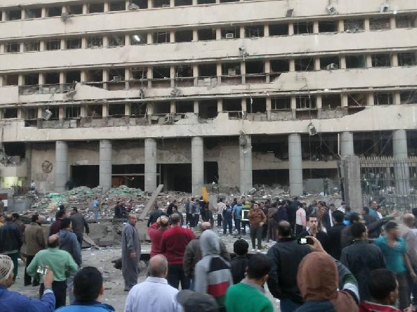 مواطنون يتجمعون بمحيط انفجار مديرية أمن القاهرة