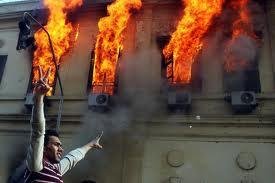 نشوب حريق بالمجمع العلمي من مولوتوف متظاهري التحرير