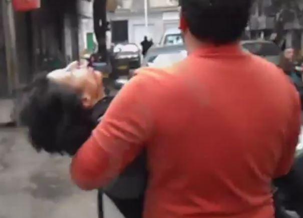 بالفيديو|زوج الشهيدة الصباغ يحاول إنقاذها والسيارات ترفض التوقف