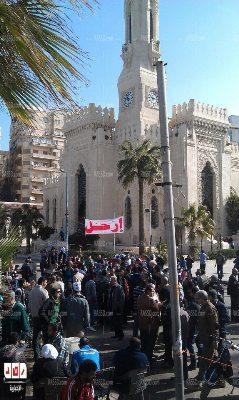 متظاهروا الإسكندرية يقطعوا خط الترام المقابل لـ”القائد إبراهيم”