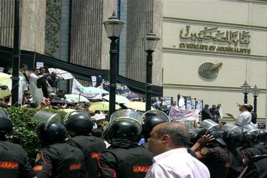 قوات الانقلاب تفرق وقفة أمام “الصحفيين” وتعتقل المتظاهرين