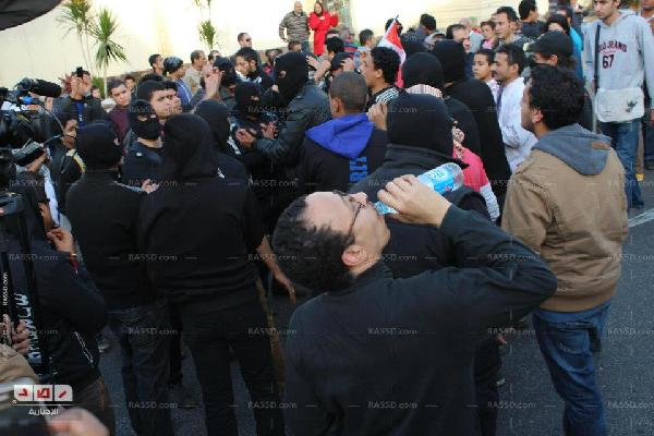 مناوشات بين المتظاهرين والباعة الجائلين .. وكلاب وأطفال والتراس في محيط الاتحادية