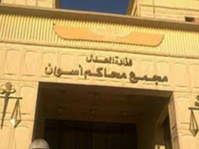 محامو أسوان يحاصرون محكمة كوم أمبو إعتراضاً على نقل أعمالها