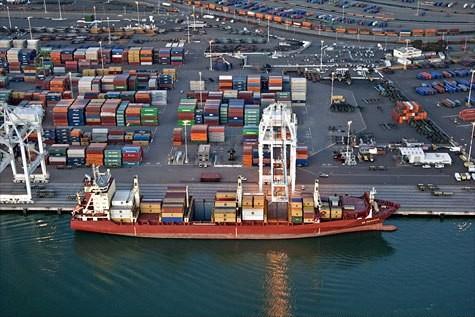 استمرار حركة السفن بالقناة ….ولا تأثر بالاحداث حتي الآن