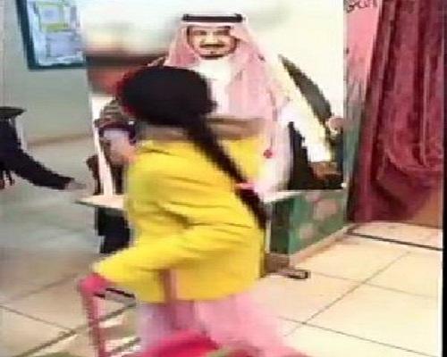 بالفيديو| إجبار تلاميذ السعودية على مبايعة الملك سلمان