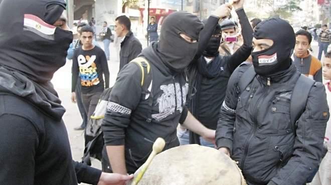 عاجل : “البلاك بلوك” تحاول اقتحام مبنى محافظة الدقهلية لليوم الثاني