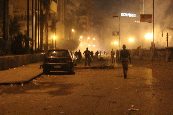 مناوشات بين المتظاهرين وقوات الأمن بشارع الكورنيش