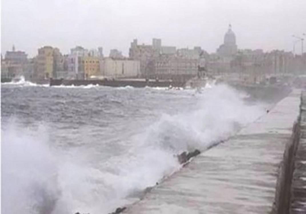 عواصف ترابية بأسوان.. أمطار غزيرة في دمياط .. غلق بوغاز الإسكندرية