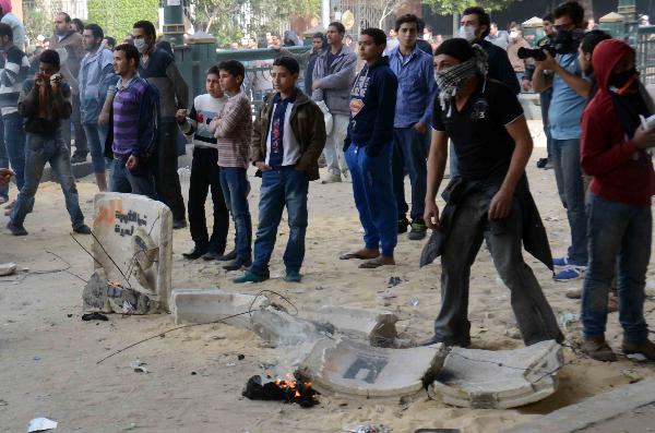 متظاهرون يعتدون علي احد جنود الأمن المركزي بالضرب والسحل