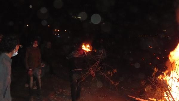 متظاهرو كورنيش النيل يتصدون لمصفحات الأمن بإشعال النيران على الطريق