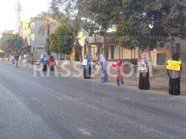 سلسلة بشرية على طريق ميت غمر رفضا للإنقلاب