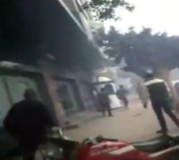 فيديو..لحظة تراجع الداخلية بحلوان أمام الالعاب النارية