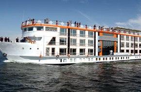 تسكين ركاب الباخرة السياحية ” ملك النيل ” بأسوان في أحد الفنادق