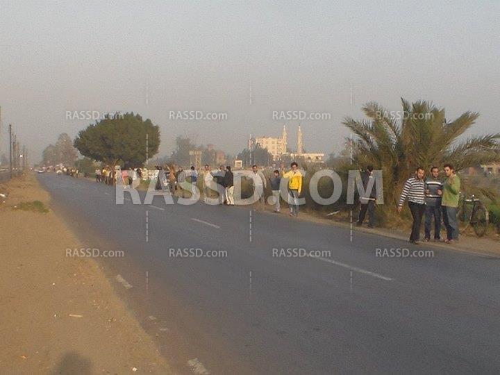 سلسلة بشرية ببلبيس رفضا للإنقلاب ومحاكمة الرئيس