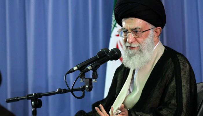 خامنئي يمنح وسام “الفتح” لمحتجزي الجنود الأميركيين في الخليج