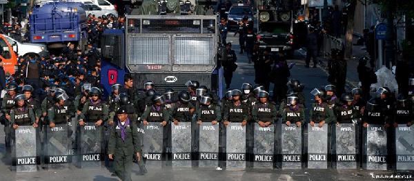 صدامات عنيفة بين متظاهرين في تايلاند عشية الانتخابات