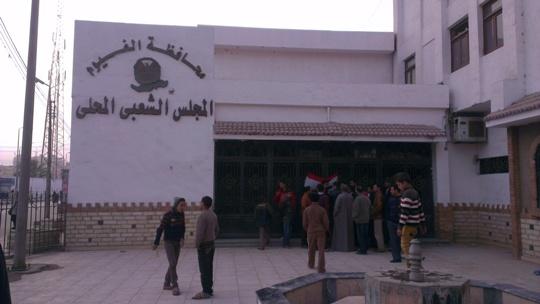 أسلاك شائكة علي مبنى “الفيوم” لمنع صعود المتظاهرين