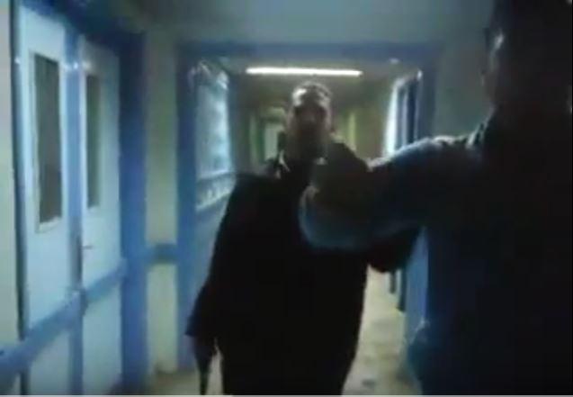 بالفيديو.. “اعتداء جديد” أمين شرطة يشهر سلاحه في وجه أطباء بدمياط