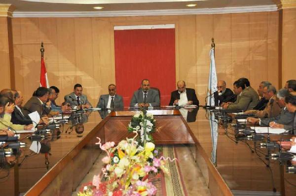 الحسيني يبحث استعدادات المحافظة لموسم الزراعة الصيفية