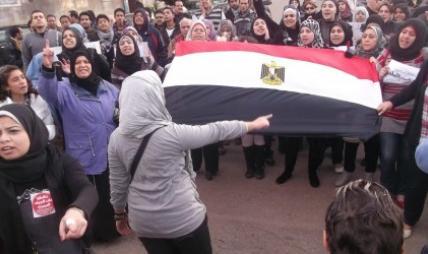 وقفة نسائية أمام “الصحفيين”  لرفض التحرش بالمتظاهرات