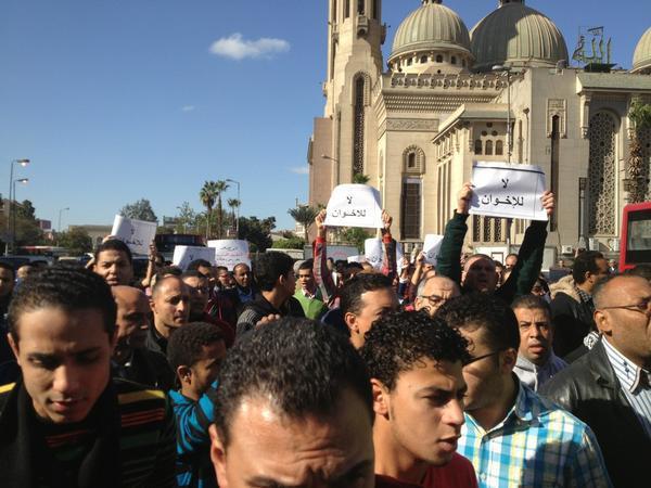 العشرات يشاركون في مسيرة مسجد النور إلى الاتحادية