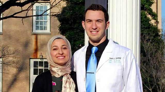 في صورة: تباين موقف الإعلام الأمريكي من قضيتي “إيبدو” و”كارولينا”