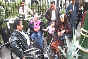 ذوو الاحتياجات الخاصة بالسويس يشتبكون مع أمن شركة الكهرباء