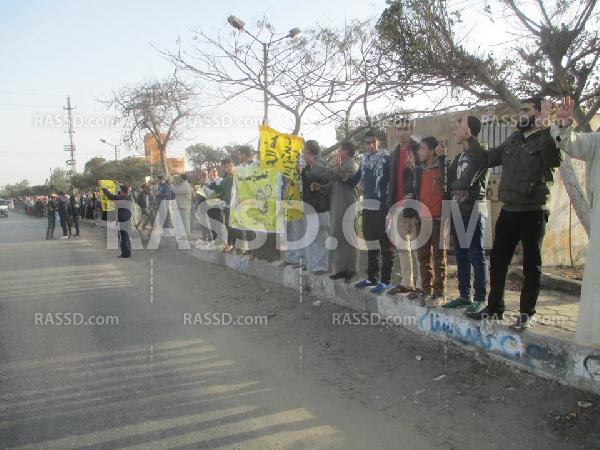 سلسلة بشرية ببلبيس منددة بالانقلاب العسكري