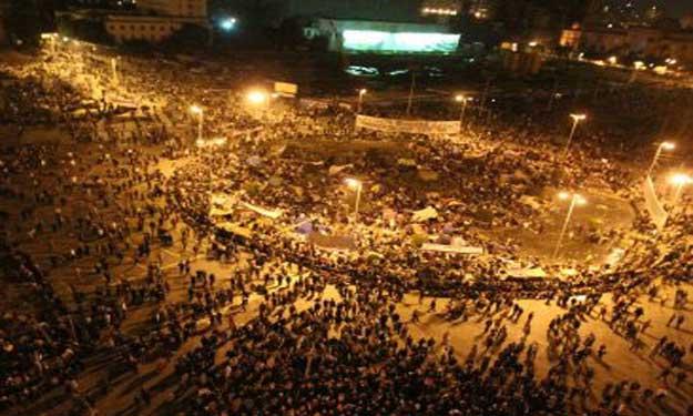 “ميكروباصات” على مداخل التحرير لنقل المتظاهرين إلى قصر القبة