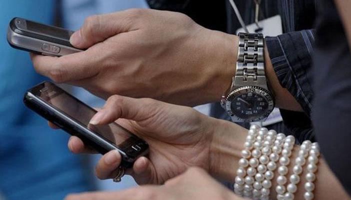 تعرَّف على كيفية نقل جهات الاتصال الخاصة بك إلى هاتف آخر مرة واحدة