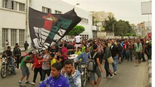 العشرات من مشجعي المصري البورسعيدي ينظمون مسيرة “حق الشهيد”