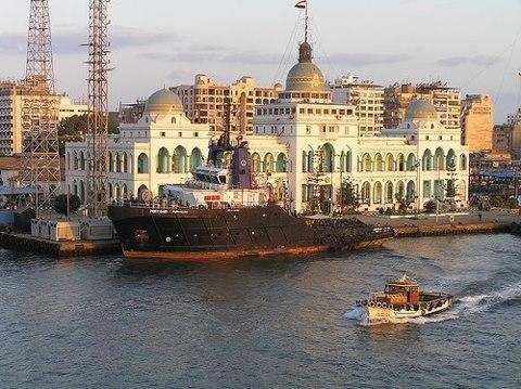 عمال الشحن والتفريغ بالسويس ينتظمون بالعمل بعد الاستجابة لهم