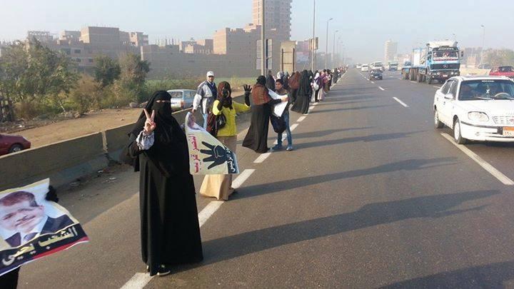 سلسلة بشرية على الطريق الدائري في محافظة القليوبية رفضا للانقلاب