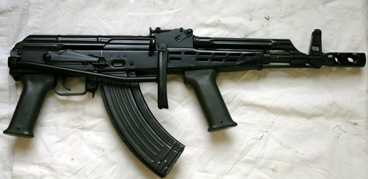 إحالة عضو بحركة “حازمون” لمحكمة الجنايات لحيازته بندقية آلية وذخائر بدون ترخيص