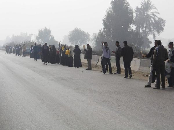 سلسة بشرية بكفر صقر فى أسبوع “الطلبة طليعة الثورة”