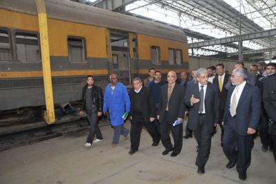 وزير النقل يتفقد ورش أبو زعبل ويستمع لشكاوي العاملين