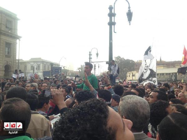 دار القضاء العالي : المتظاهرون يهتفون برحيل النظام