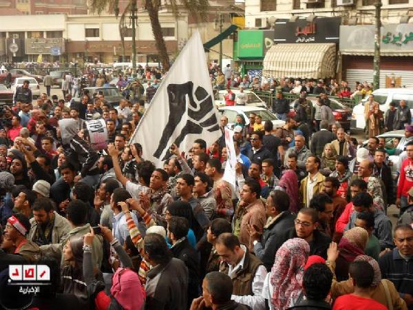 المئات أمام دار القضاء يهتفون للنائب العام “ارحل”