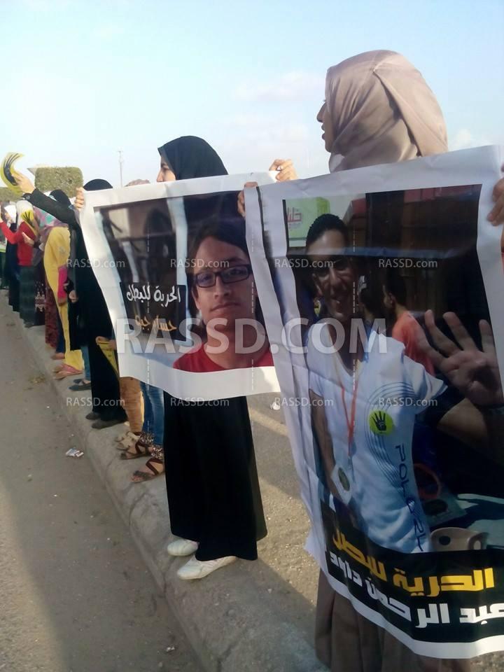 سلسلة بشرية مناهضة للانقلاب بدمياط