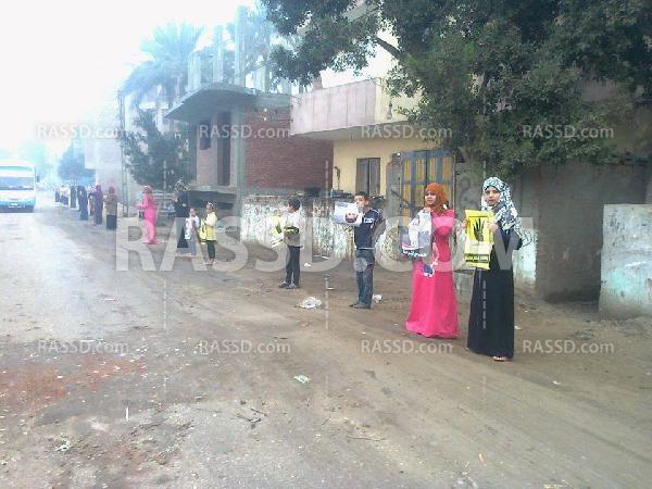 سلسلة بشرية في بلبيس تنديدا بالانقلاب وغياب الأمن