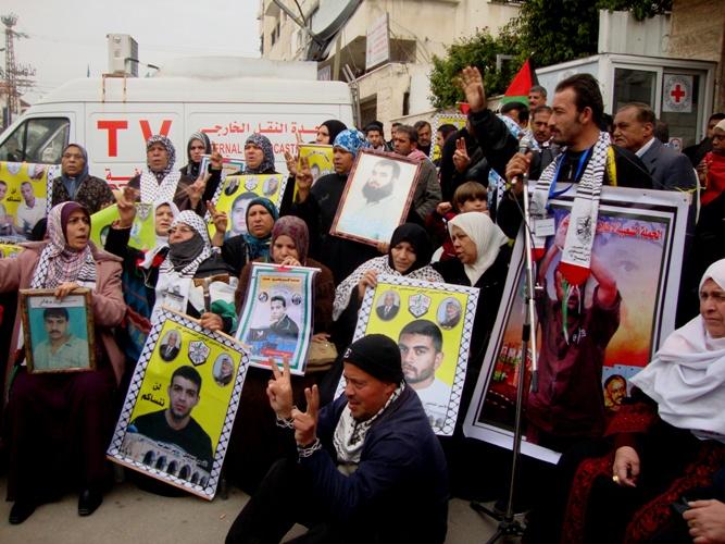 أهالي الأسرى في غزة يتظاهرون أمام مقر الصليب الأحمر