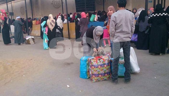 بالصور.. معاناة أهالي المعتقلين أثناء زيارة ذويهم في سجن العقرب