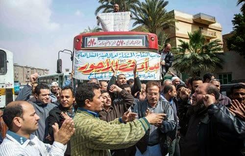 فيديو..عمال النقل العام يفضحون رئيسهم على الهواء