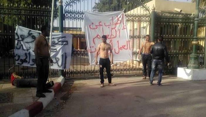 جزائريون يقطعون أجسادهم احتجاجا على قلة توافر فرص العمل