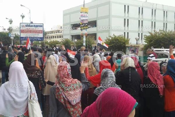 “طلاب ضد الانقلاب” بجامعة المنصورة يتظاهرون رفضاً للإنقلاب