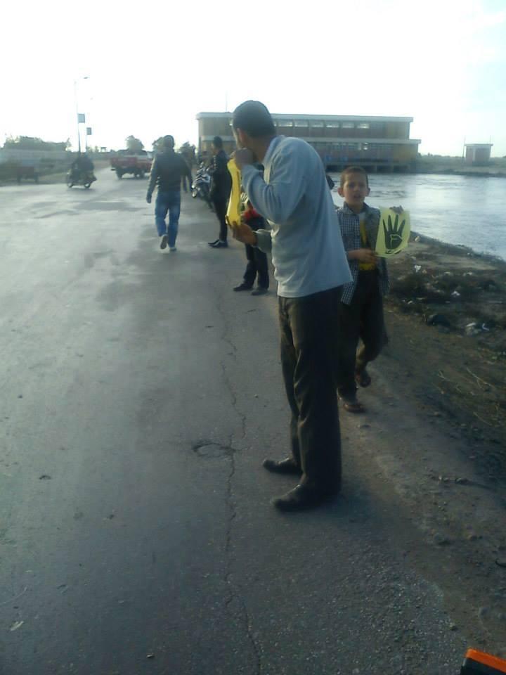 سلسلة بشرية مناهضة للانقلاب في “الجمالية” بالدقهلية