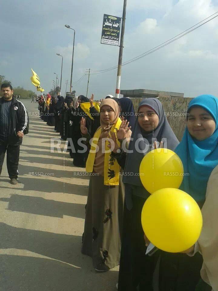 سلسلة بشرية لـ”حرائر ضد الانقلاب” بالإبراهيمية تندد بمحاكمة مرسى