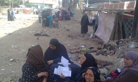 بالفيديو..أهالي عزبة النخل: “فوضنا السيسي وآخرتها نمنا في الشارع”